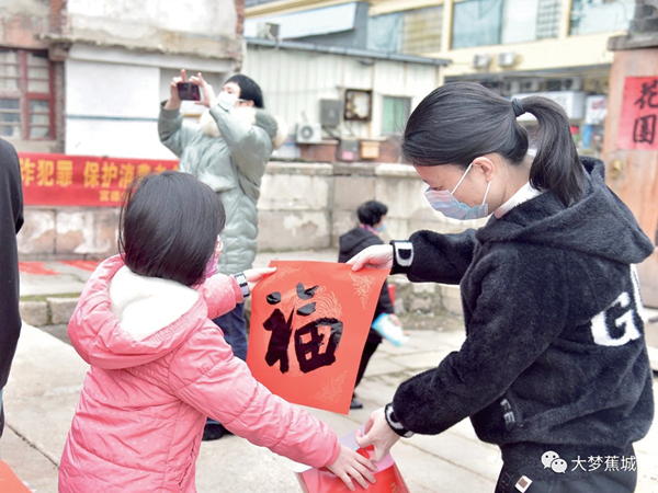 王彦霖艾佳妮领证当天被偶遇 民政局门口开心拍照