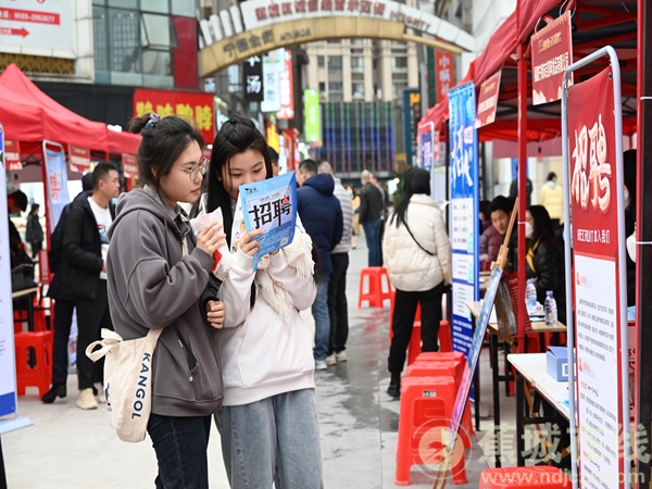 赵丽颖张小斐穿国产高定现身活动 网友们纷纷点赞表示支持