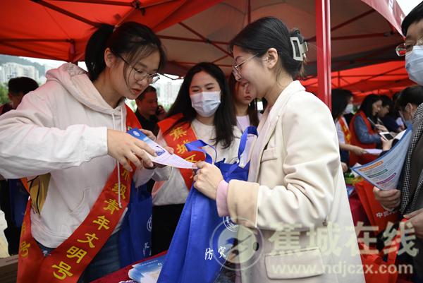 霍建华林心如女儿近照曝光 4岁小海豚抱爸爸大腿