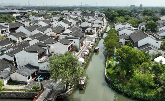 浙江省湖州市八里店镇潞村古村落经过改造已成为湖州乡村旅游首选地（无人机照片，2023年8月23日摄）。新华社记者 翁忻旸 摄