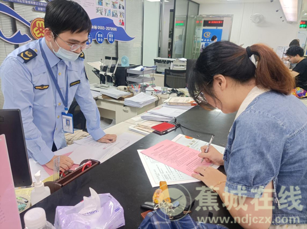 降真面题整治工做 让餐饮油烟“净”一步