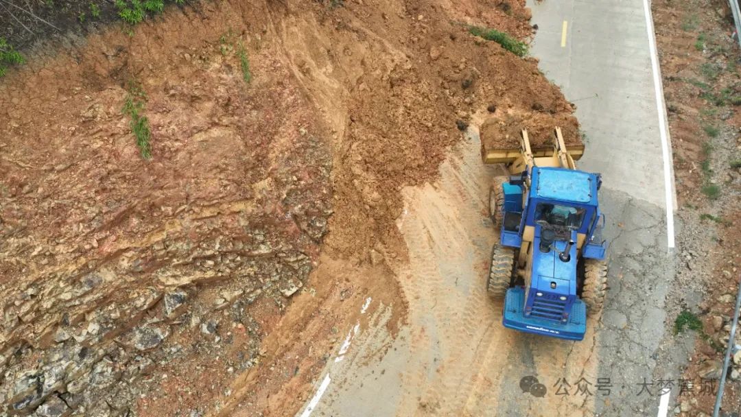 农村公路受损，区交通运输部门紧急抢修！